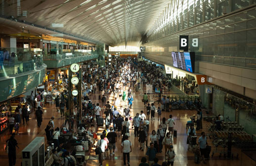 Japón proyecta exigir seguro médico a turistas y endurecer controles migratorios