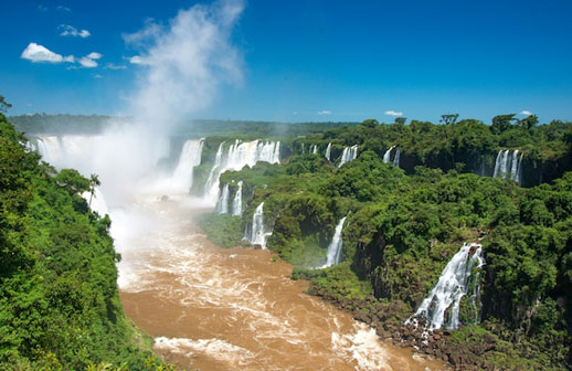 Iguazú refuerza lazos turísticos con Perú y apuesta por el vuelo directo desde Lima