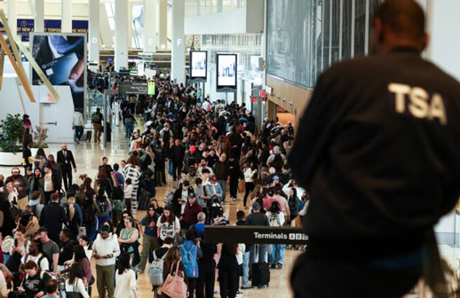 El shutdown en Estados Unidos se prolonga y Washington despliega agentes de inmigración en aeropuertos