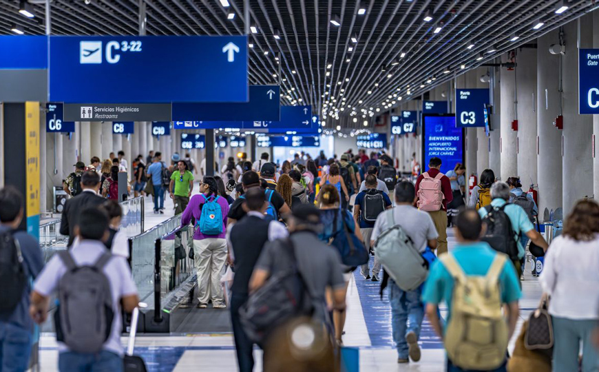 El Aeropuerto Jorge Chávez mueve más pasajeros que antes de la pandemia y acelera el tránsito regional