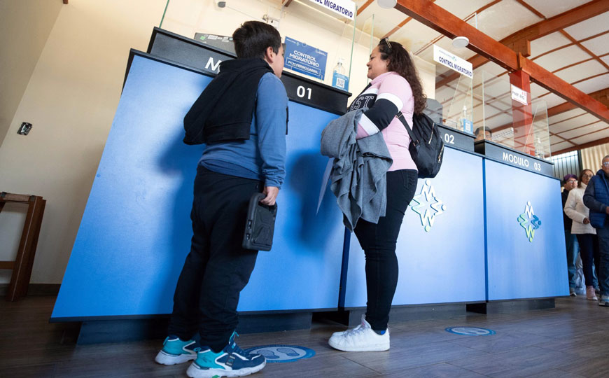 El permiso que puede frenar la salida del país de un menor en el aeropuerto
