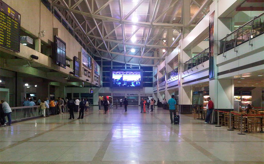 A dos meses del terremoto, reabrió el principal aeropuerto de Venezuela