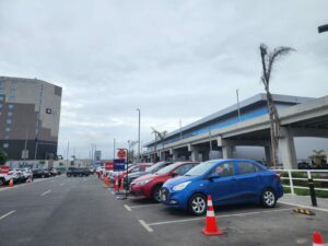 Edificio de la nueva terminal del aeropuerto internacional Jorge Chávez, en Lima, visto desde el estacionamiento