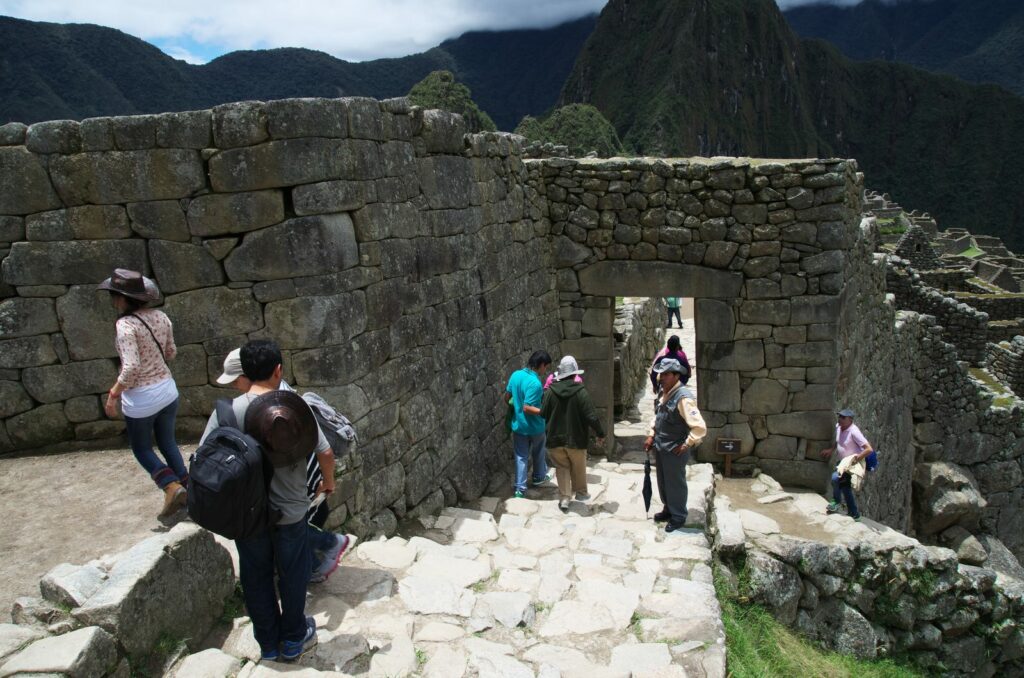 Grupo de visitantes cruzando un control interno de la Llaqta de Machupicchu
