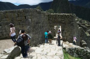 Grupo de visitantes cruzando un control interno de la Llaqta de Machupicchu