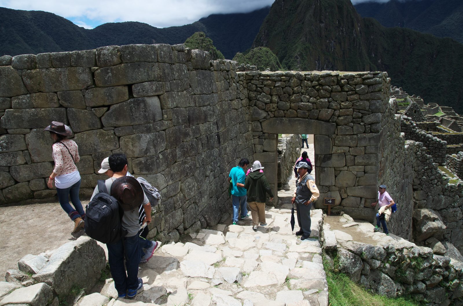 Grupo de visitantes cruzando un control interno de la Llaqta de Machupicchu
