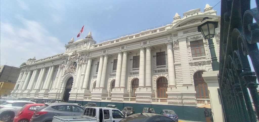 Fachada del Palacio Legislativo, sede del Congreso de la República del Perú