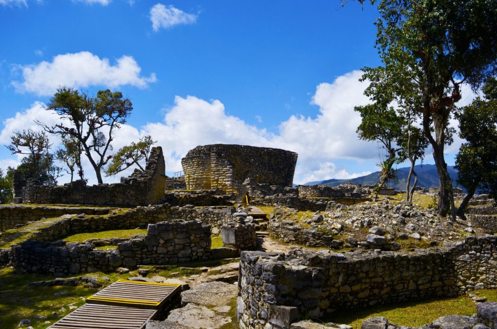 Estructuras circulares de piedra de la fortaleza de Kuélap