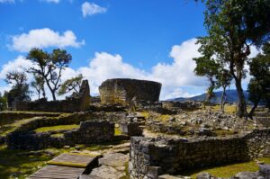 Estructuras circulares de piedra de la fortaleza de Kuélap
