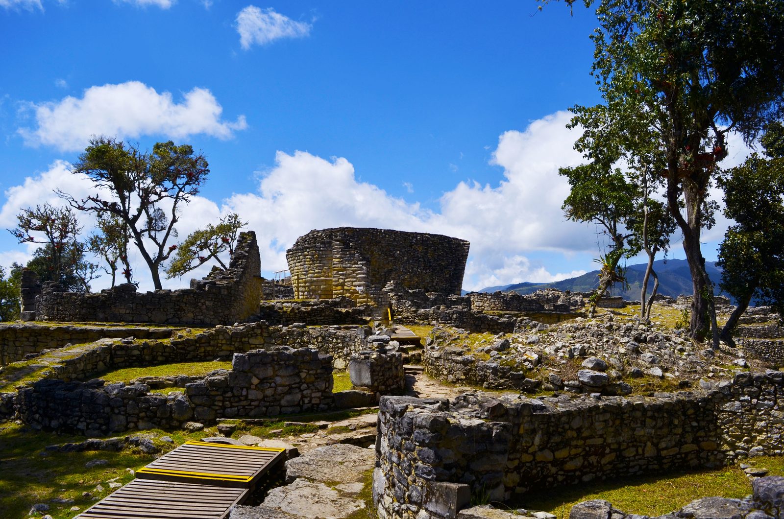 Foto: Photograp travel — CC BY-SA 4.0 (Wikimedia Commons), https://commons.wikimedia.org/wiki/File:Fortaleza_de_Kuelap.jpg