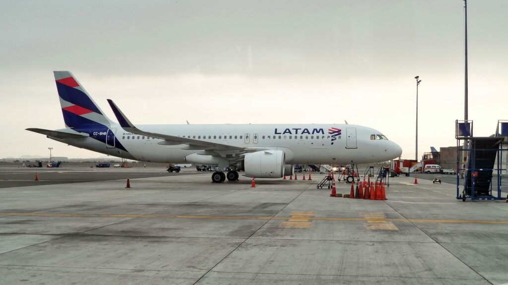 Un Airbus A320 de Latam Airlines en el aeropuerto Jorge Chávez de Lima