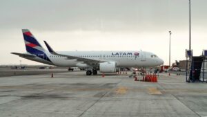 Un Airbus A320 de Latam Airlines en el aeropuerto Jorge Chávez de Lima