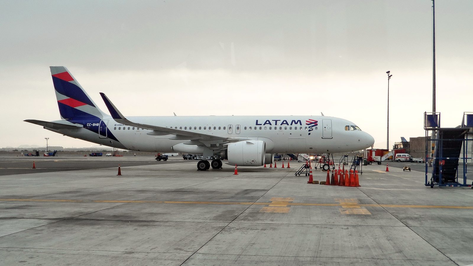 Foto: Joe Wallace — CC BY-SA 2.0 (Wikimedia Commons), https://commons.wikimedia.org/wiki/File:Lima_Peru_Chile_Latam_Airlines_CC-BHB_A320_Airbus.jpg