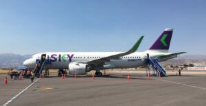 Airbus A320neo de SKY Airline, matrícula CC-AZF, en plataforma en el aeropuerto de Ayacucho