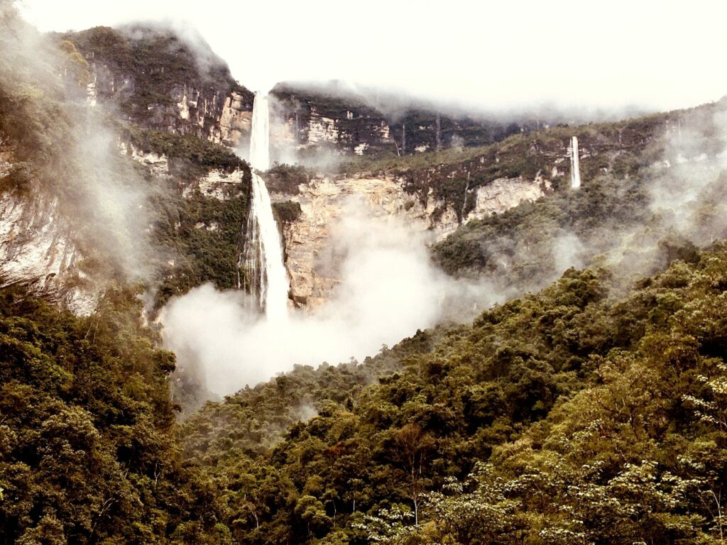La catarata Gocta entre la neblina, en la región Amazonas