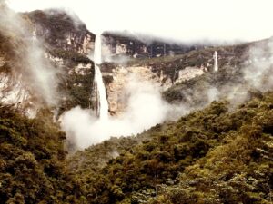 La catarata Gocta entre la neblina, en la región Amazonas
