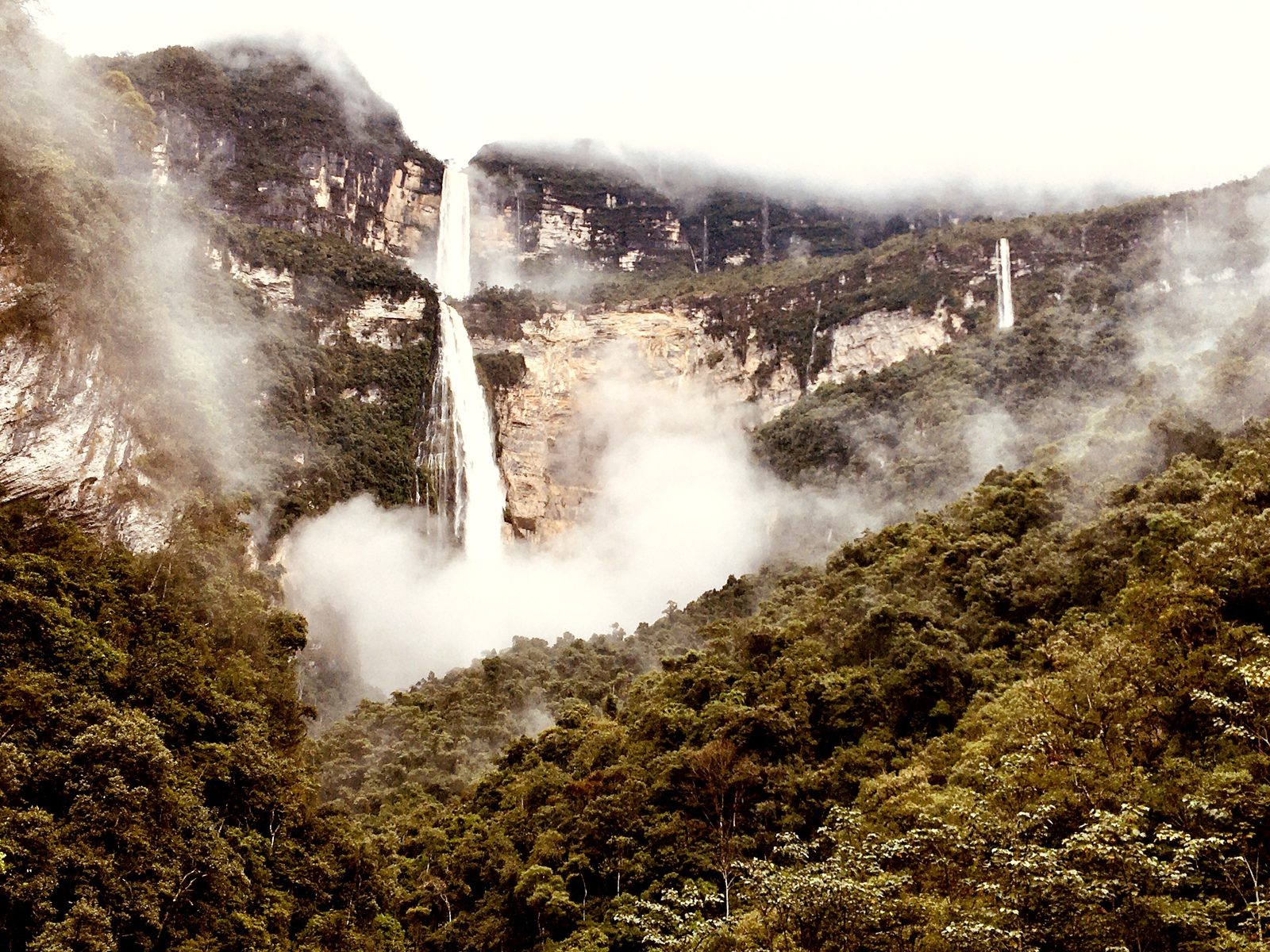 Foto: JOHIROVI — CC BY-SA 4.0 (Wikimedia Commons), https://commons.wikimedia.org/wiki/File:CATARATA_GOCTA_CUANDO_LLUEVE.jpg