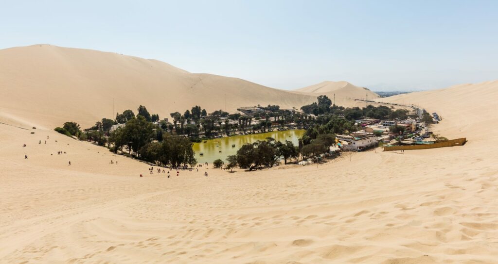 El oasis de Huacachina rodeado de dunas, en la región Ica