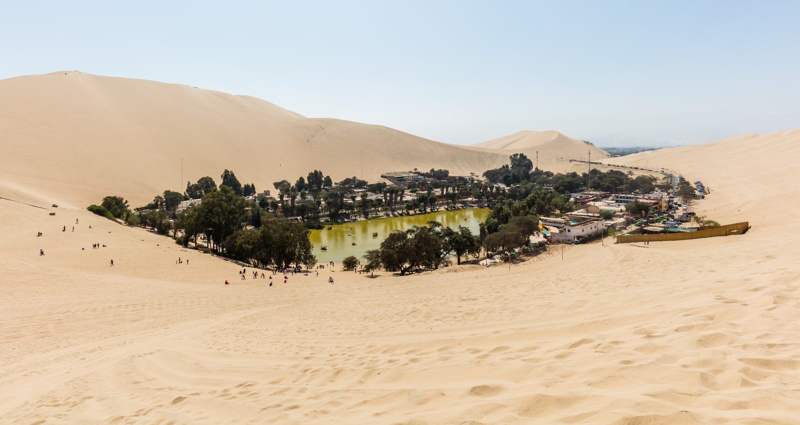 Foto: Diego Delso — CC BY-SA 4.0 (Wikimedia Commons), https://commons.wikimedia.org/wiki/File:Oasis_de_Huacachina%2C_Ica%2C_Per%C3%BA%2C_2015-07-29%2C_DD_18.JPG