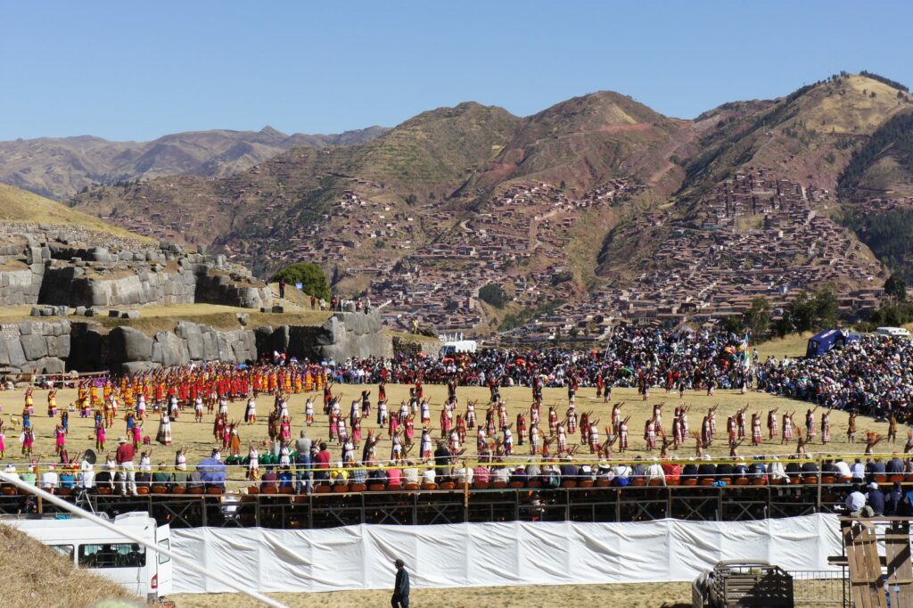 Grupo de danza en las ruinas de Sacsayhuamán durante la celebración del Inti Raymi