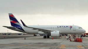 Un Airbus A320 de Latam Airlines en plataforma en el aeropuerto de Lima