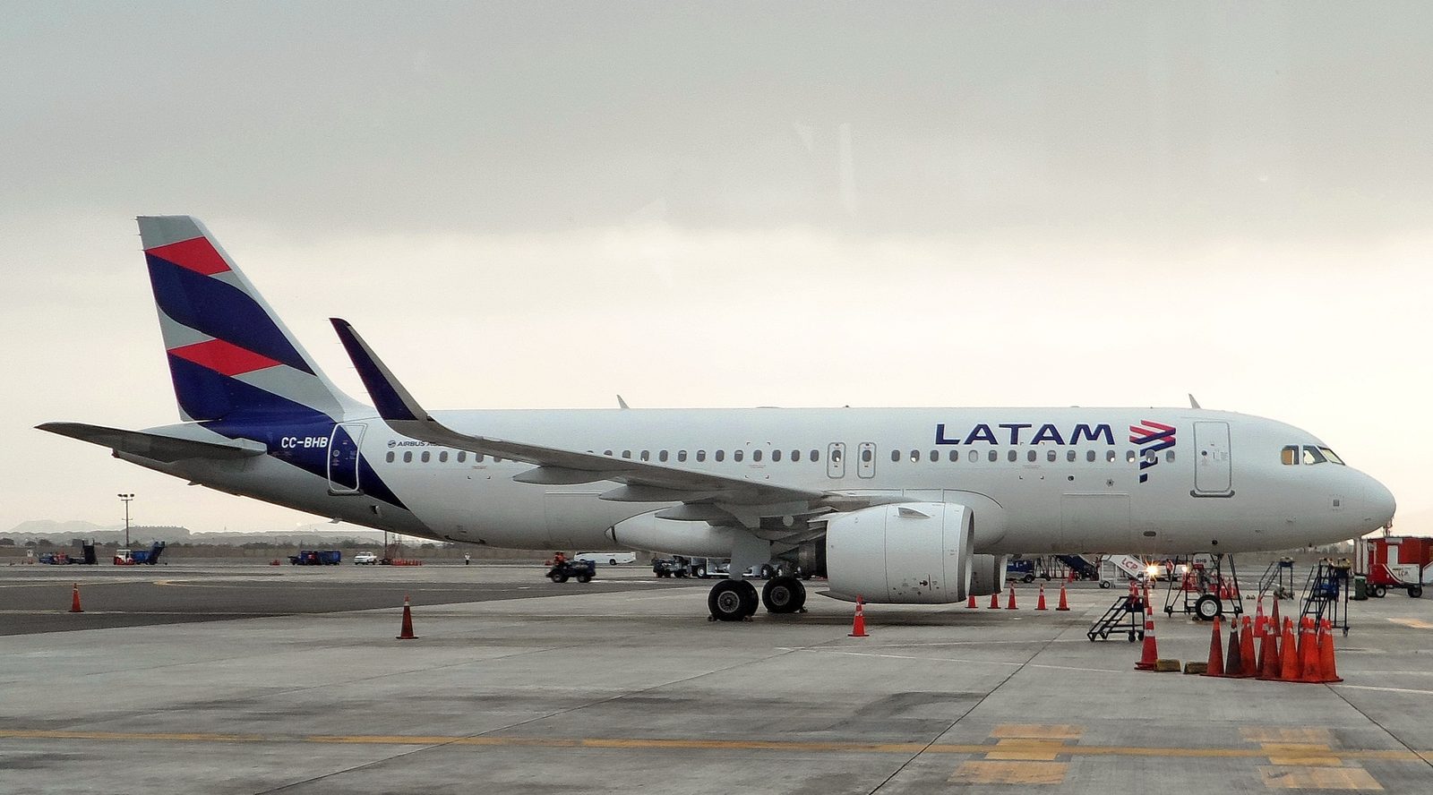 Foto: Joe Wallace — CC BY-SA 2.0 (Wikimedia Commons), https://commons.wikimedia.org/wiki/File:Lima_Peru_Chile_Latam_Airlines_CC-BHB_A320_Airbus_%28cropped%29.jpg
