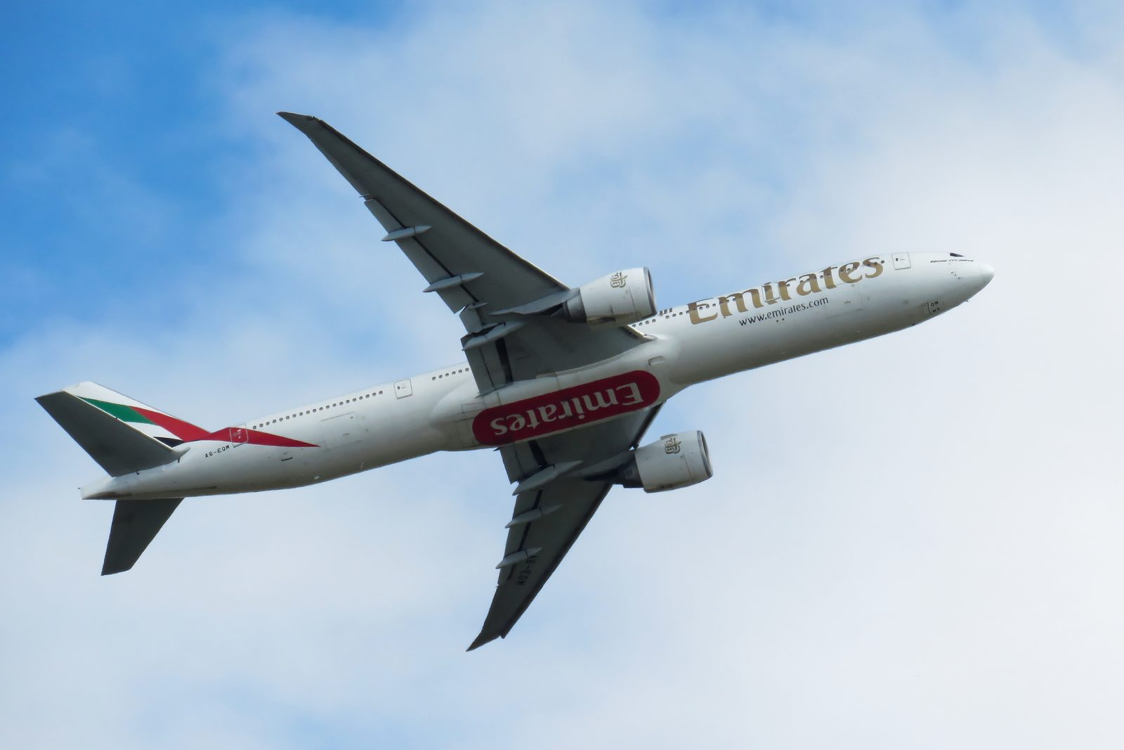 Foto: Acabashi — CC BY-SA 4.0 (Wikimedia Commons), https://commons.wikimedia.org/wiki/File:Emirates_Boeing_777-300ER_Stansted_Airport.jpg
