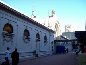 Entrada principal del pabellón de la Sociedad Rural Argentina, el predio de Palermo donde se hace FIT