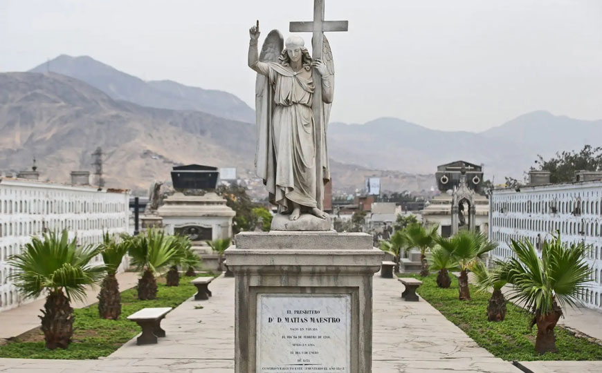 Cementerio de Lima convierte Halloween en una experiencia cultural