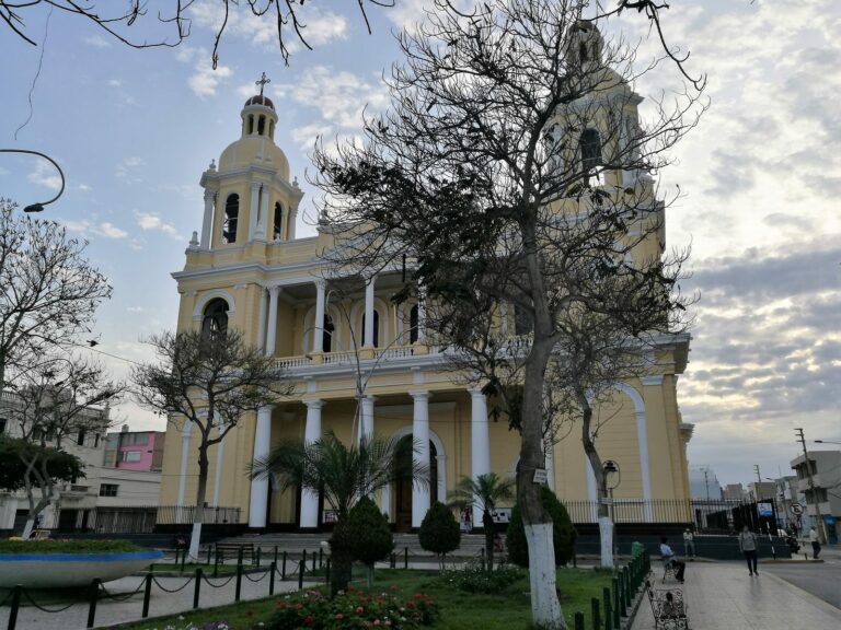 Foto: Pitxiquin — CC BY-SA 4.0 (Wikimedia Commons), https://commons.wikimedia.org/wiki/File:Catedral_de_Chiclayo_des_de_la_Plaza_de_Armas.jpg