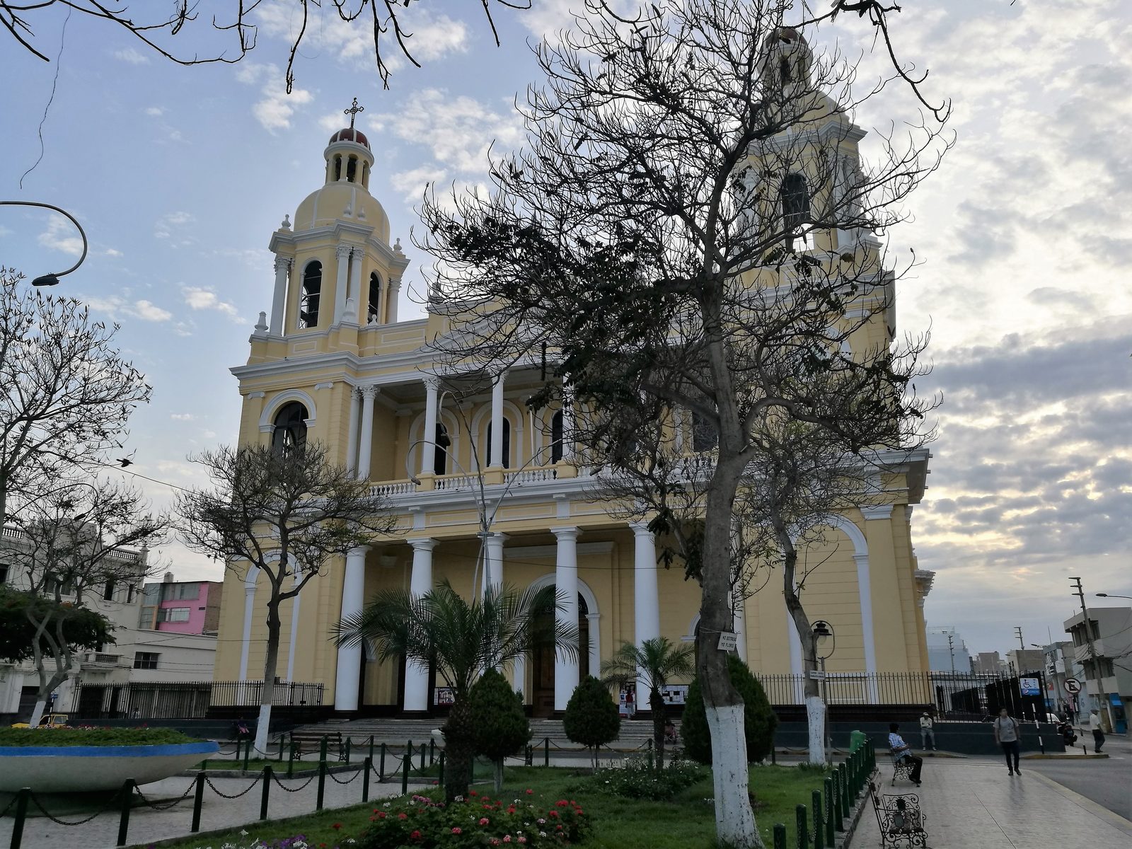 Fachada amarilla de la catedral de Chiclayo vista desde la Plaza de Armas