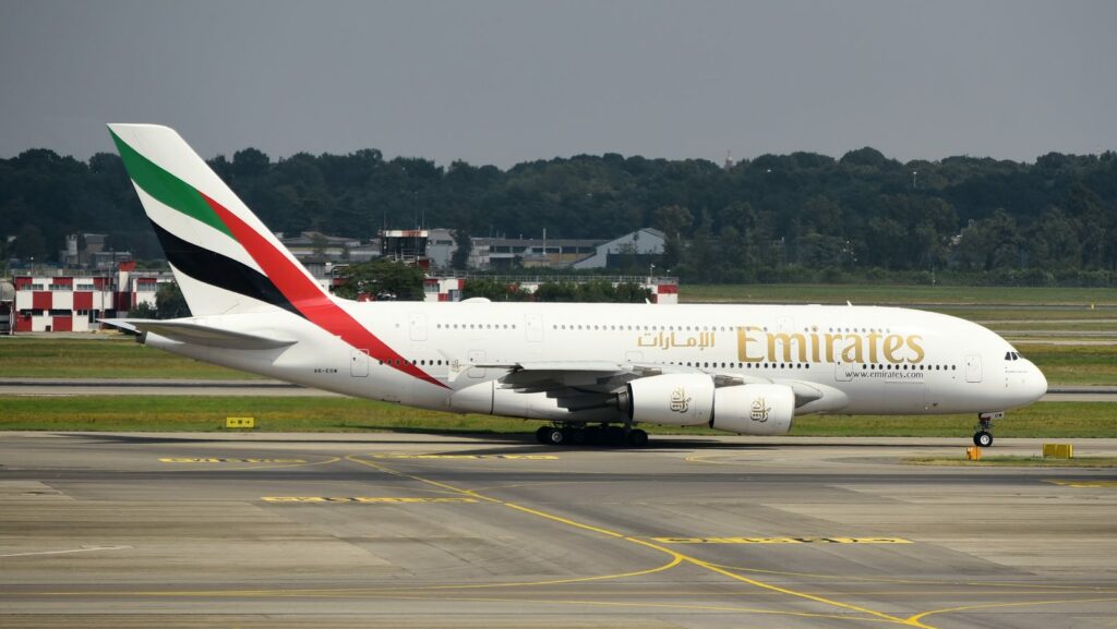 Avión Airbus A380 de Emirates rodando por la pista del aeropuerto de Milán Malpensa