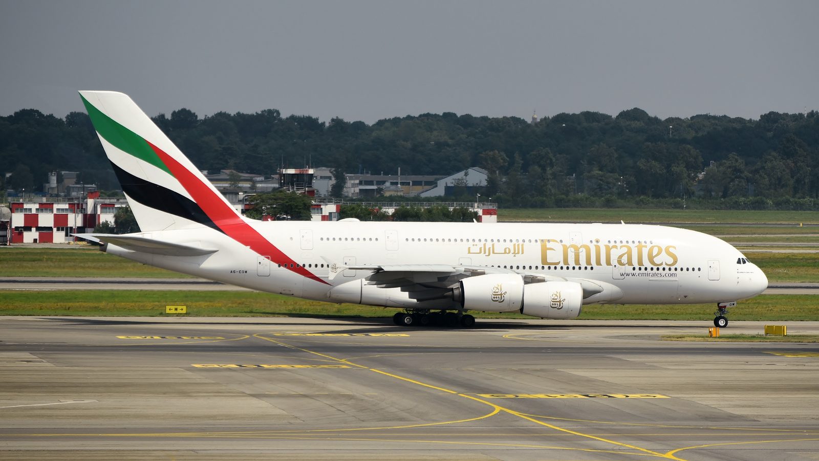 Avión Airbus A380 de Emirates rodando por la pista del aeropuerto de Milán Malpensa