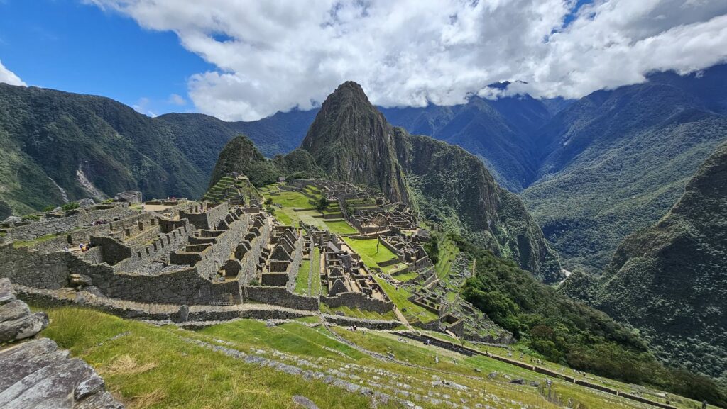 Vista de la Llaqta de Machupicchu con el Huayna Picchu al fondo