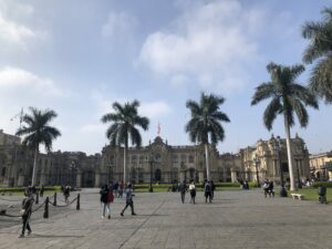 Plaza Mayor de Lima con el Palacio de Gobierno al fondo