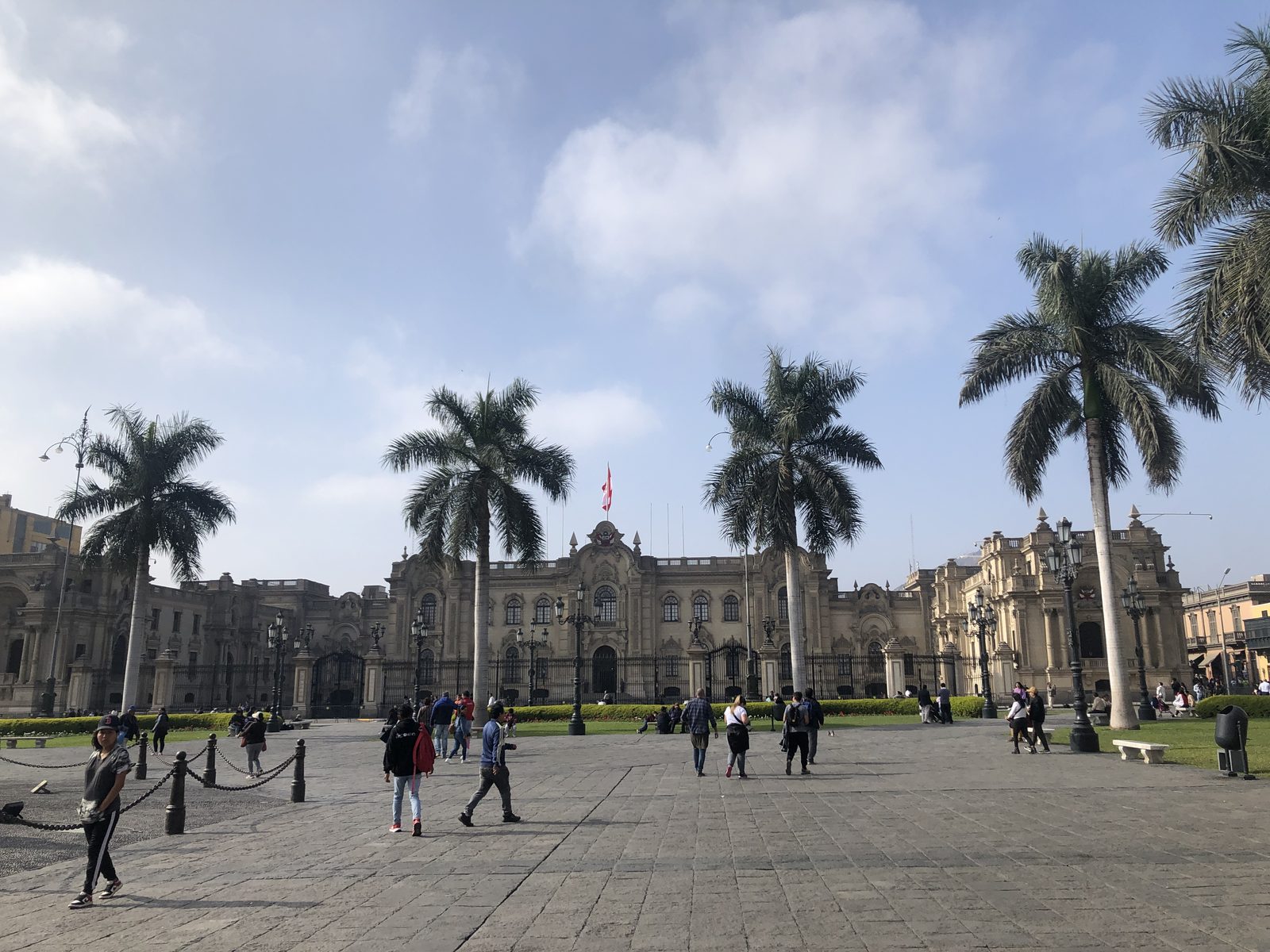 Foto: AlejandroFC — CC BY-SA 4.0 (Wikimedia Commons), https://commons.wikimedia.org/wiki/File:Plaza_Mayor_de_Lima_2024.jpg
