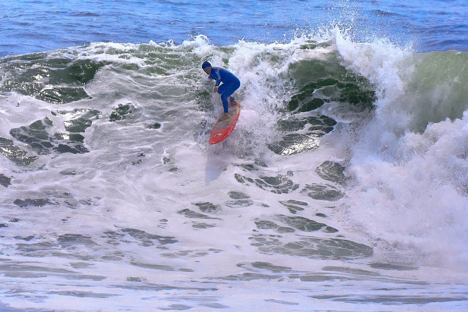 Surfista bajando una ola en la playa Punta Rocas, en Punta Hermosa, Lima