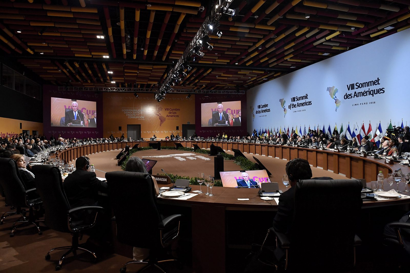 Foto: Galería del Ministerio de Relaciones Exteriores del Perú — CC BY-SA 2.0 (Wikimedia Commons), https://commons.wikimedia.org/wiki/File:Sal%C3%B3n_reuniones_VIII_Cumbre_de_las_Am%C3%A9ricas.jpg