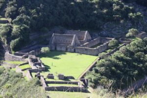 Plaza principal del parque arqueológico de Choquequirao, en Cusco
