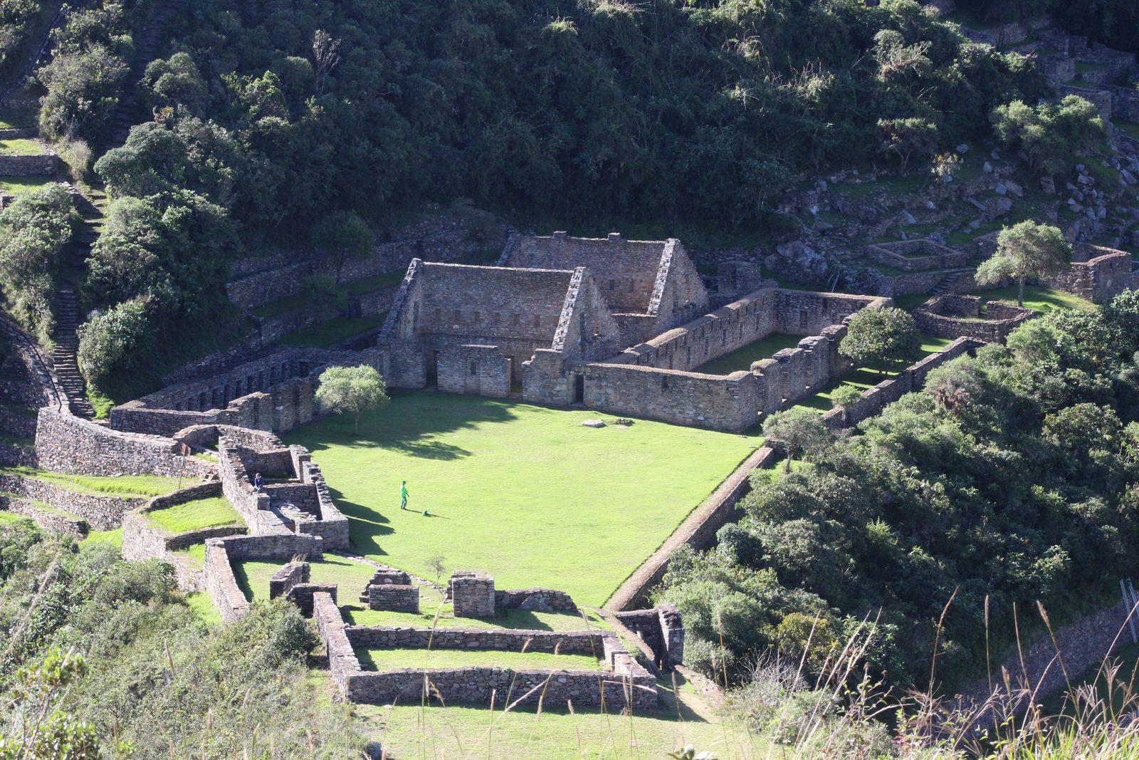 Foto: JORGE DIAZ RIVAS — CC BY-SA 4.0 (Wikimedia Commons), https://commons.wikimedia.org/wiki/File:Choquequirao%2C_plaza_principal.jpg