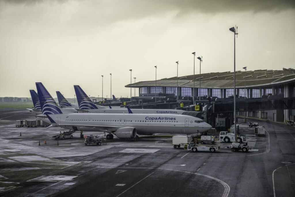 Aviones de Copa Airlines estacionados junto a la terminal del aeropuerto de Tocumen, en Panamá