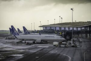 Aviones de Copa Airlines estacionados junto a la terminal del aeropuerto de Tocumen, en Panamá