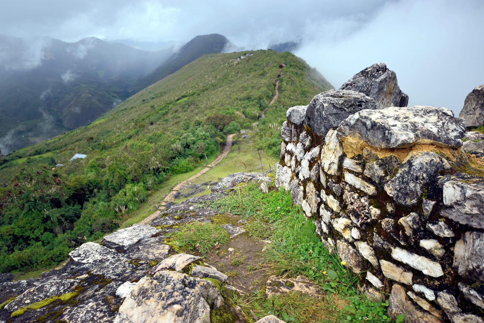 Foto: BrunoLocatelli — CC BY-SA 4.0 (Wikimedia Commons), https://commons.wikimedia.org/wiki/File:Kuelap%2C_Peru.jpg