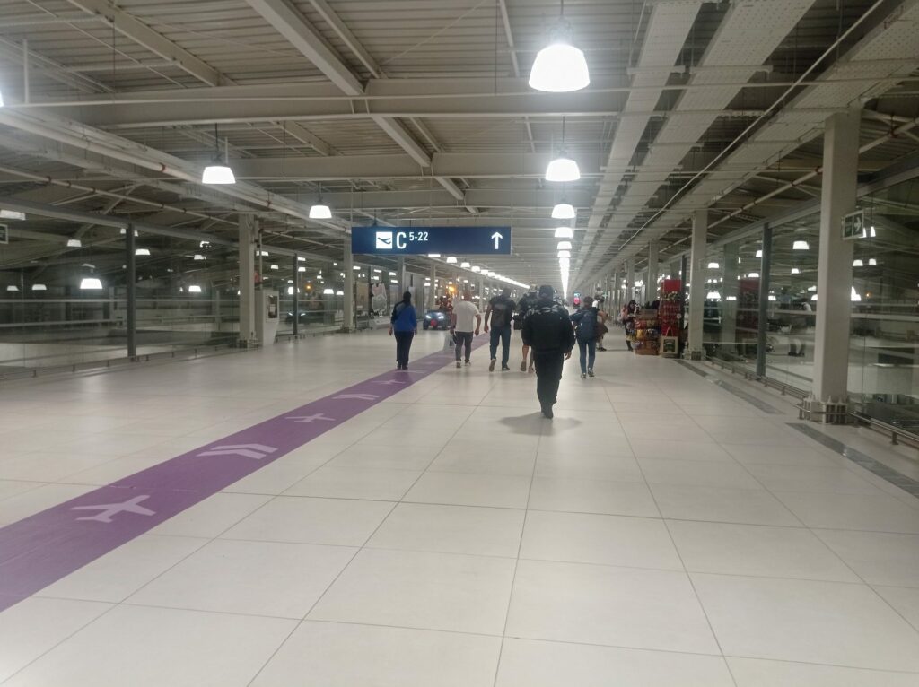 Pasillo de embarque del nuevo terminal del aeropuerto internacional Jorge Chávez, en Lima