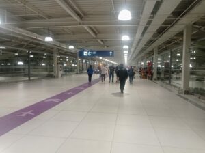 Pasillo de embarque del nuevo terminal del aeropuerto internacional Jorge Chávez, en Lima