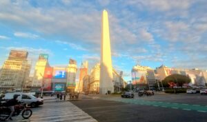 El Obelisco de Buenos Aires sobre la avenida 9 de Julio al atardecer