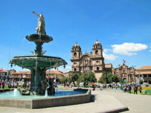 Plaza de Armas del Cusco con la estatua de Pachacútec y la iglesia de la Compañía