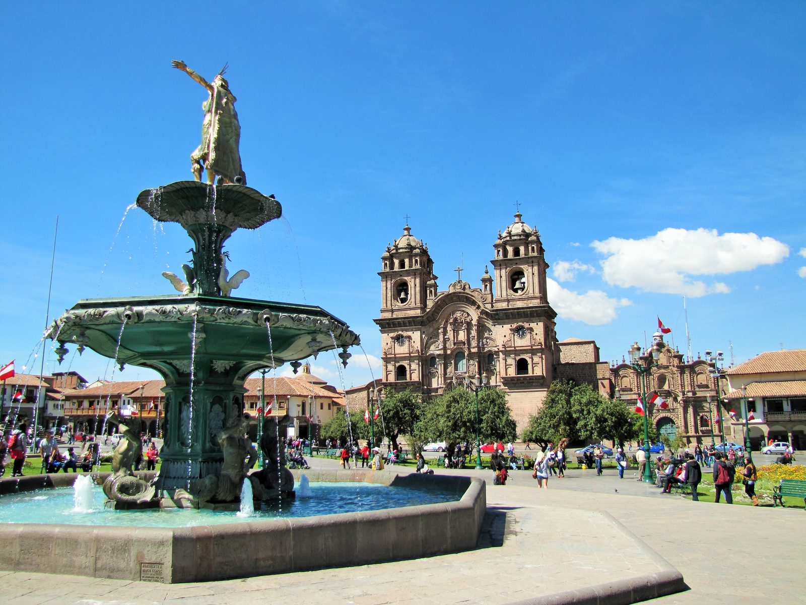 Foto: Chuck Moravec — CC BY 2.0 (Wikimedia Commons), https://commons.wikimedia.org/wiki/File:Cusco_Plaza_de_Armas_6.jpg