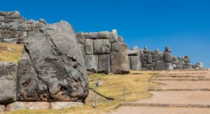 Muros incas de piedra del Parque Arqueológico de Saqsaywaman, en el Cusco, bajo cielo despejado