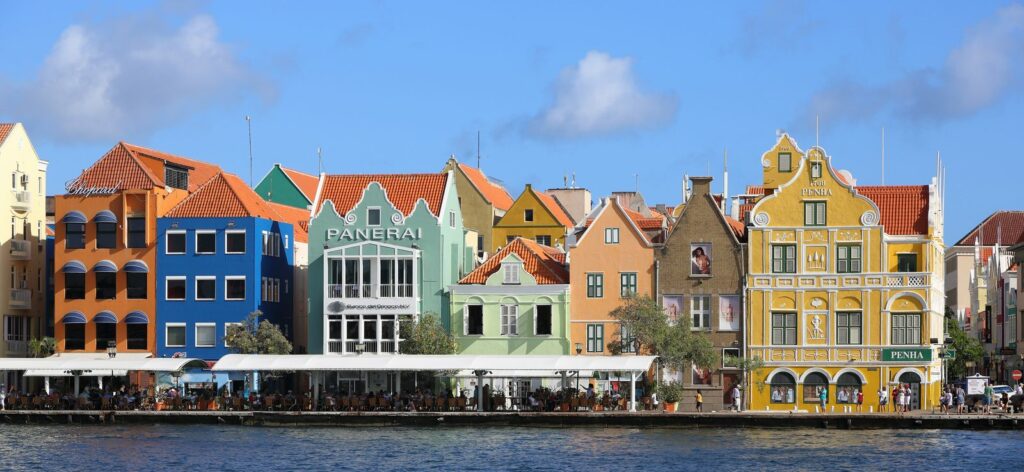 Fachadas de colores del Handelskade frente al agua en Punda, Willemstad, Curaçao
